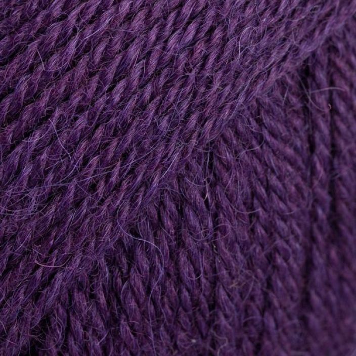 Drops Alpaca 4400 dark purple 50g Drops Design Alpaca on kehratty 3-saikeisesta 100% superfine alpakasta.