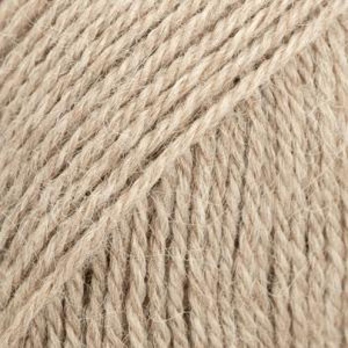 Drops Alpaca 2020 light nougat 50g Drops Design Alpaca on kehratty 3-saikeisesta 100% superfine alpakasta.